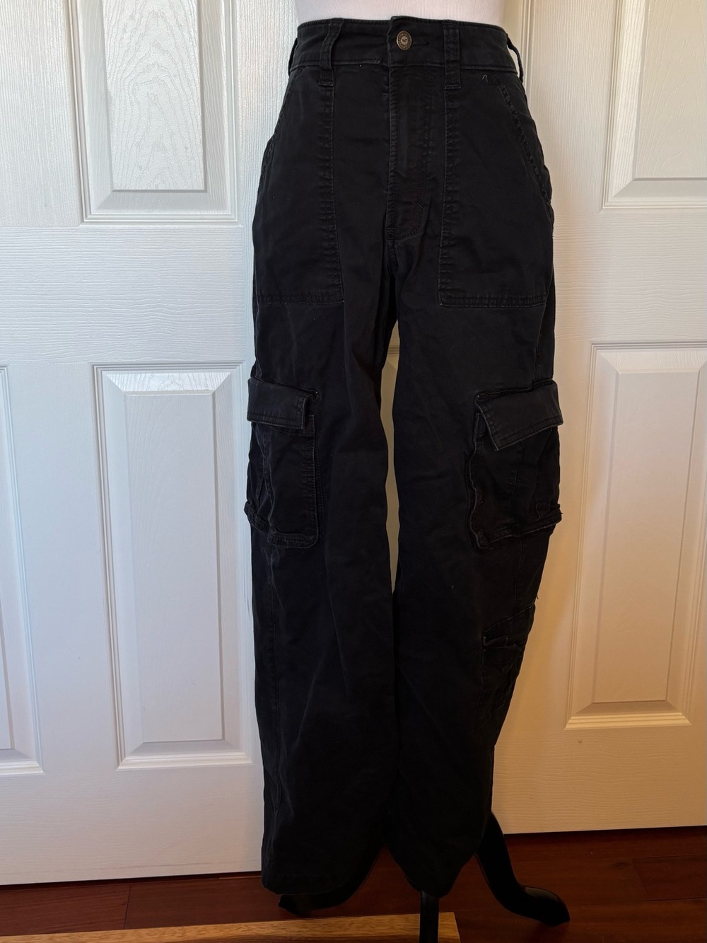 Hollister Black Ultra High-Rise Baggy Cargo Pants with Utility Pockets